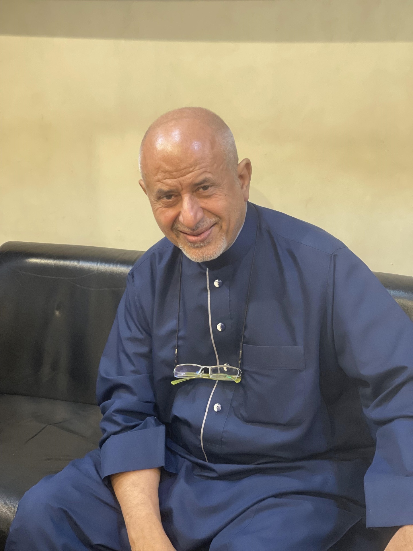 امتهن البيع في المحلات التجارية بأي نشاط