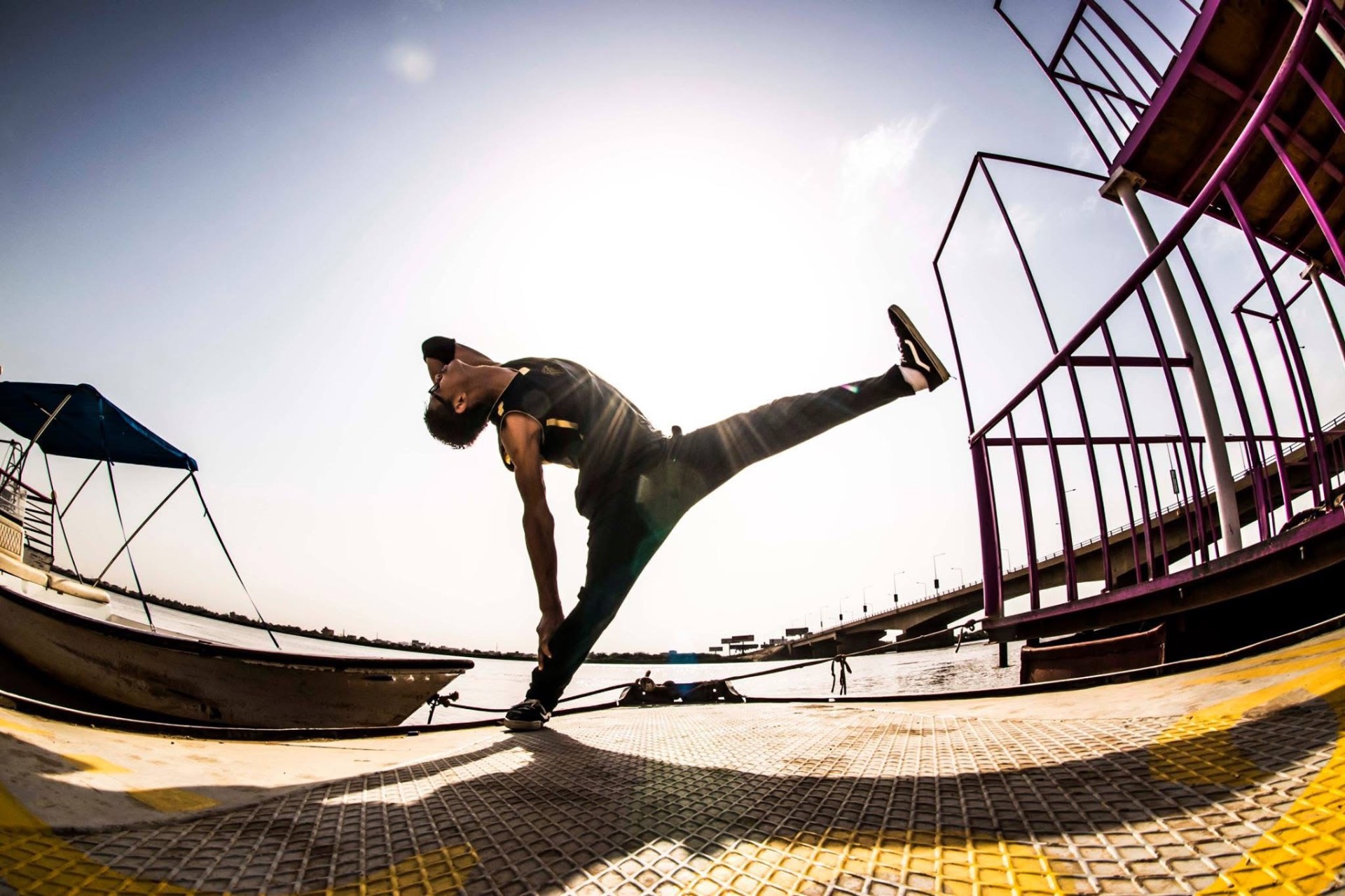 مصمم استعراضات ومؤدٍّ حركي محترف