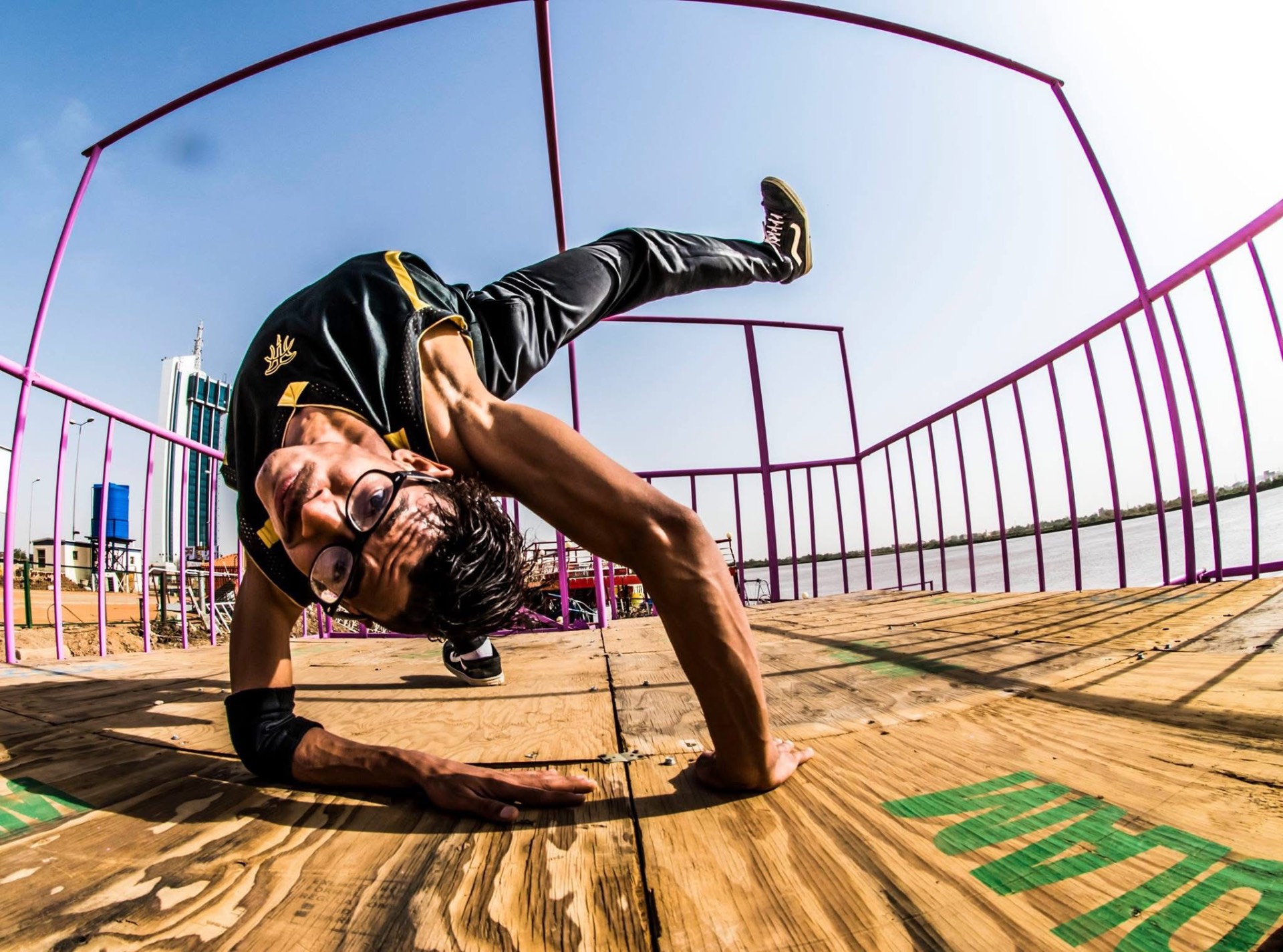 مصمم استعراضات ومؤدٍّ حركي محترف