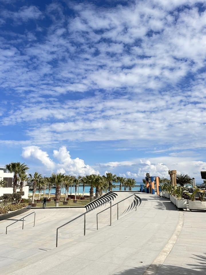 تعديل صورتك بالذكاء الاصطناعي بدقة واقعية 100% (تغيير الوضعية والمكان، الساحل أو السفر) - تجربة صورتين مجاناً